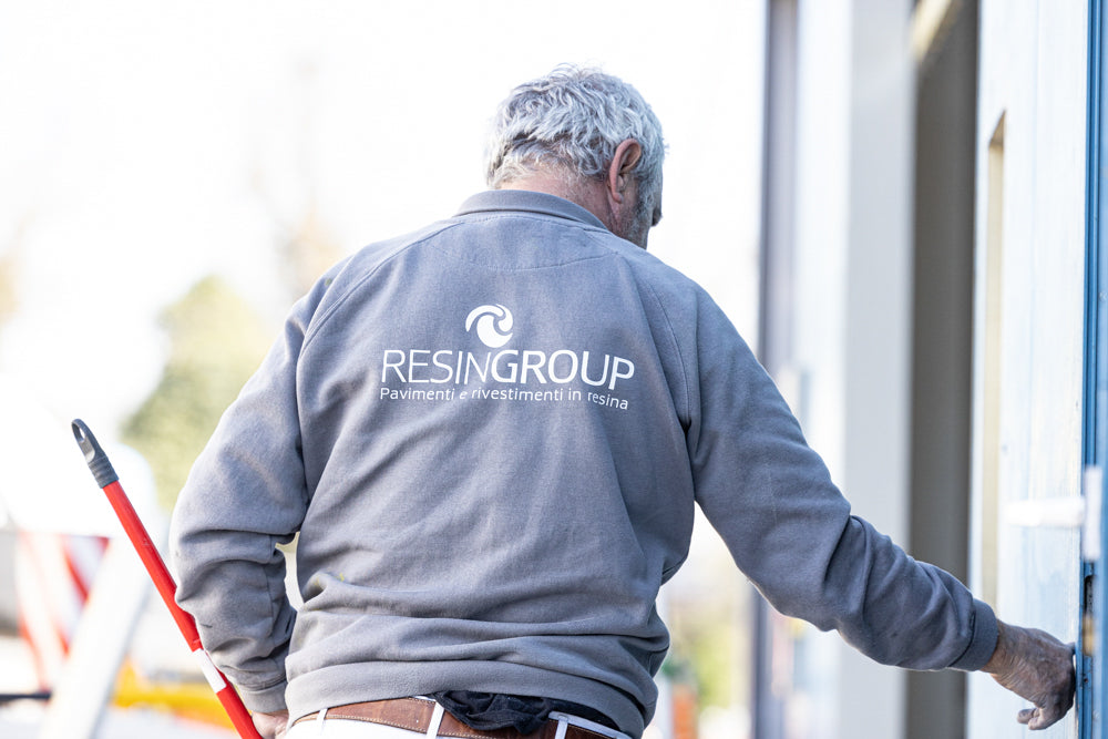 Posatore Resingroup in cantiere Autolavaggio