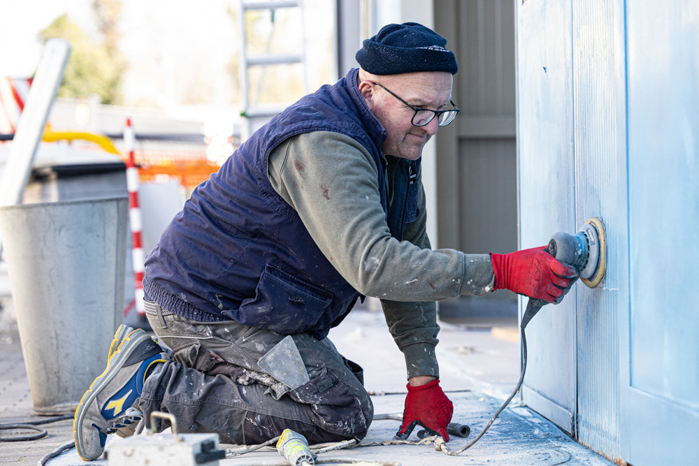 Posatore al lavoro cantiere Resingroup Autolavaggio