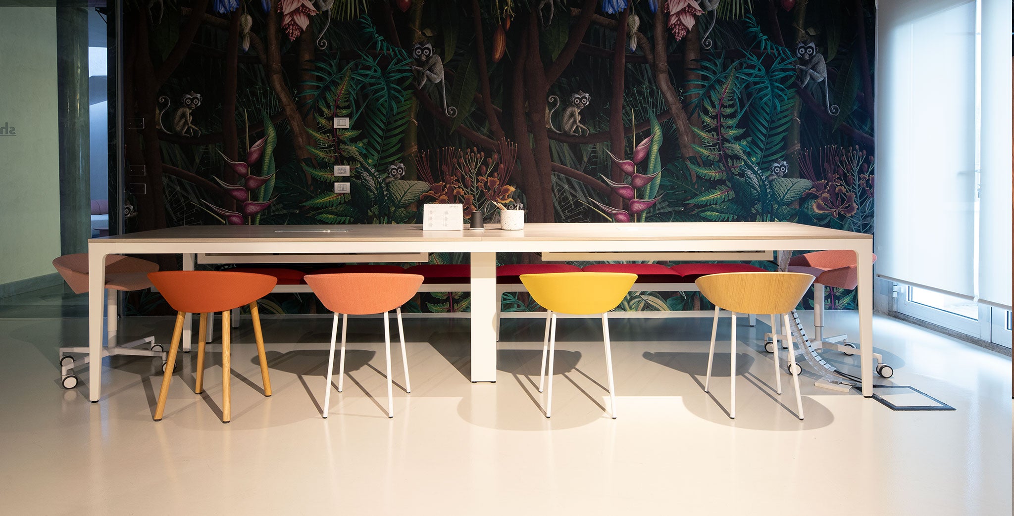 Showroom Freza mobili ufficio con pavimento in resina